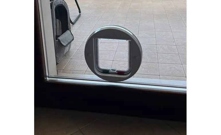 Vetro con foro per gattaiola